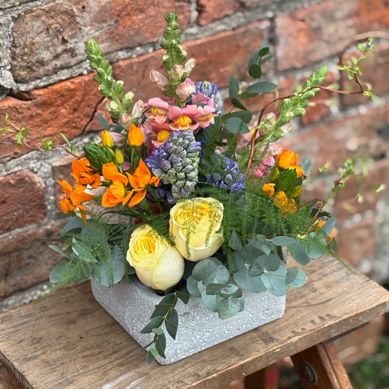 Modern & colourful flower arrangement 