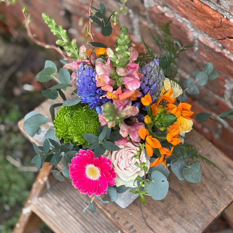 Modern & colourful flower arrangement 