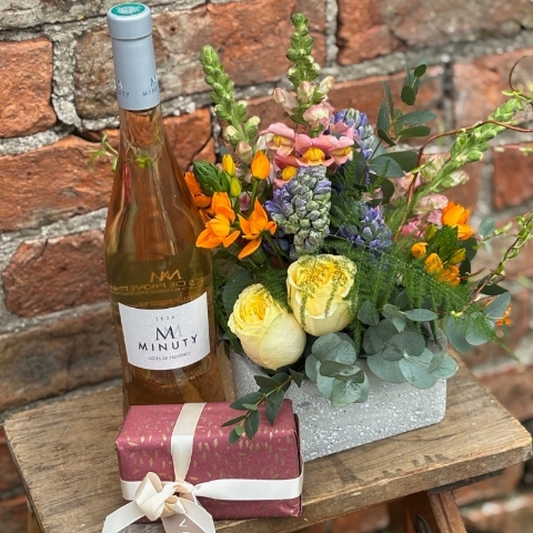 Modern & colourful flower arrangement 