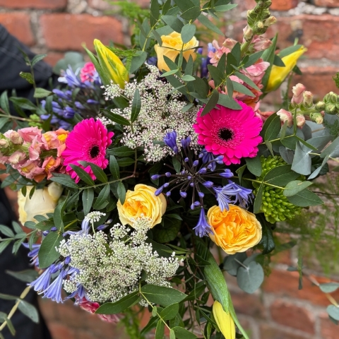 A gorgeous, fresh and fizzy selection of bright and colourful blooms. Available for same day delivery in Darlington  